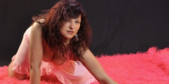 Samantha mit Augen, die vor Begierde und Sex erotisch lodern