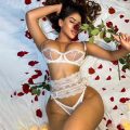 Reife Escort Ladie Dylan aus Berlin verwöhnt mit zärtlichen Zungenküssen und heißer Fusserotik