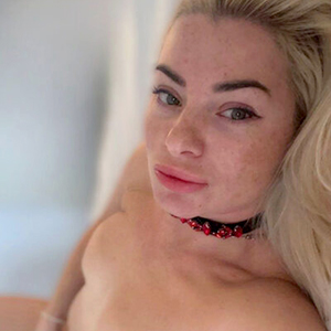 Tatti Escort Berlin verführt als verführerische Dame mit Zungenküssen