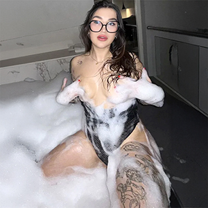 Tinaa junge Escort Studentin in Essen liebt versaute Sex Spiele